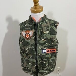 Kids Play sz 4 T camo vest with orange lining with decorative badges